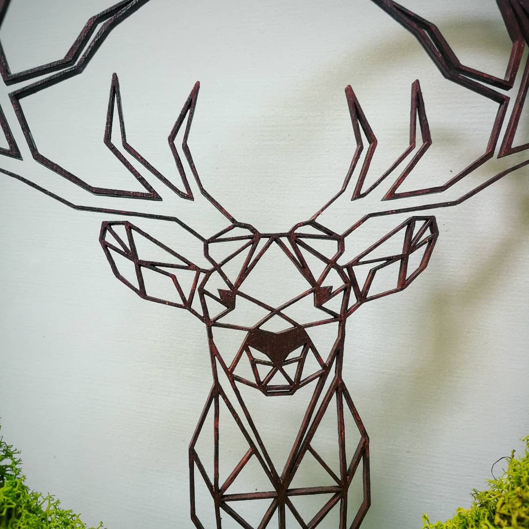 dekoracja z chrobotkiem i makramą