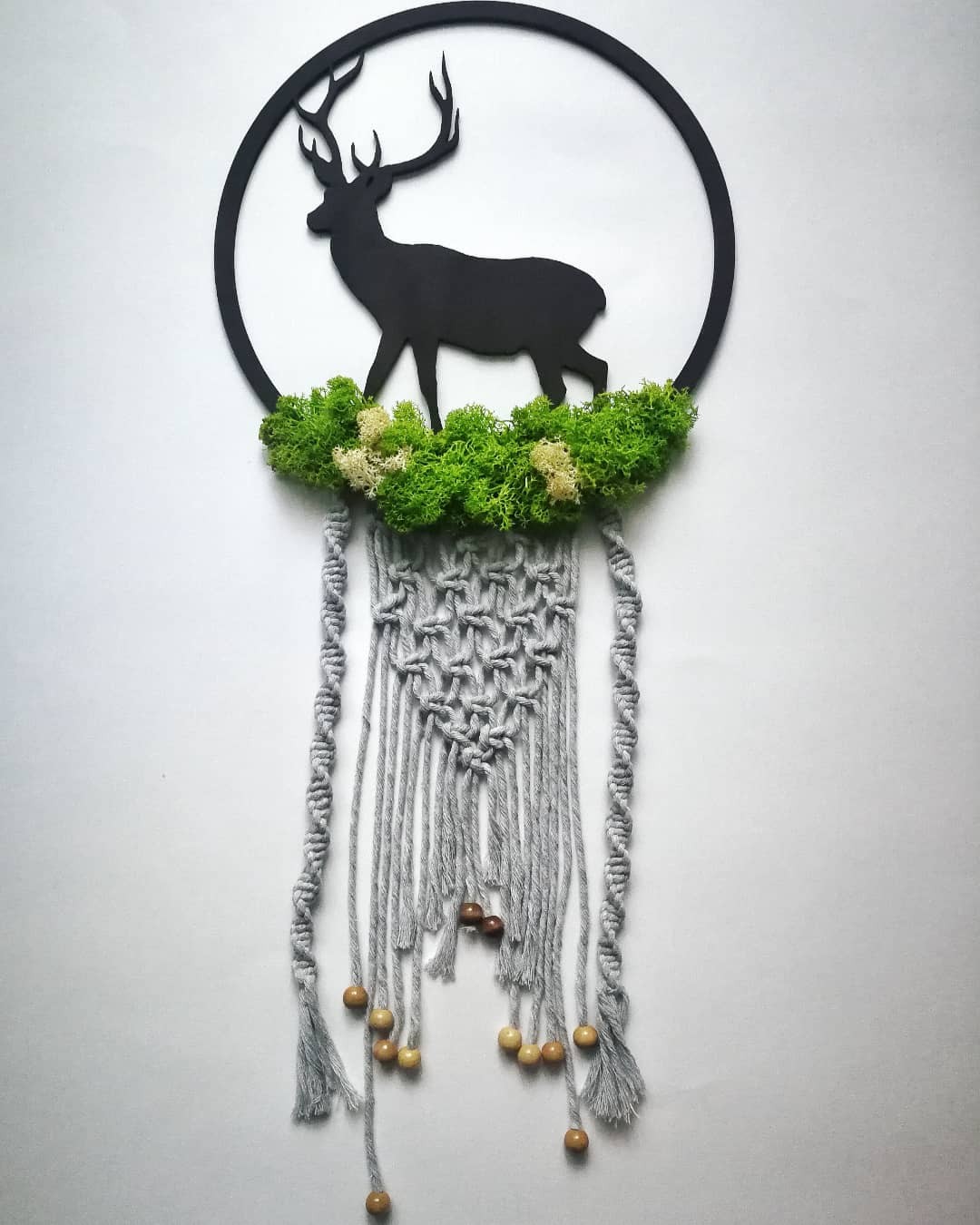 dekoracja z chrobotkiem i makramą