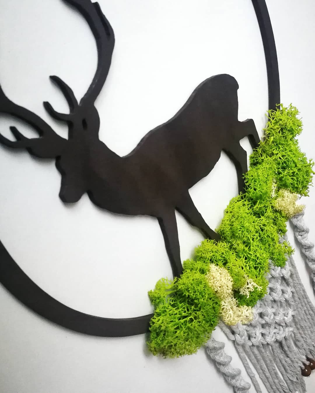 dekoracja z chrobotkiem i makramą