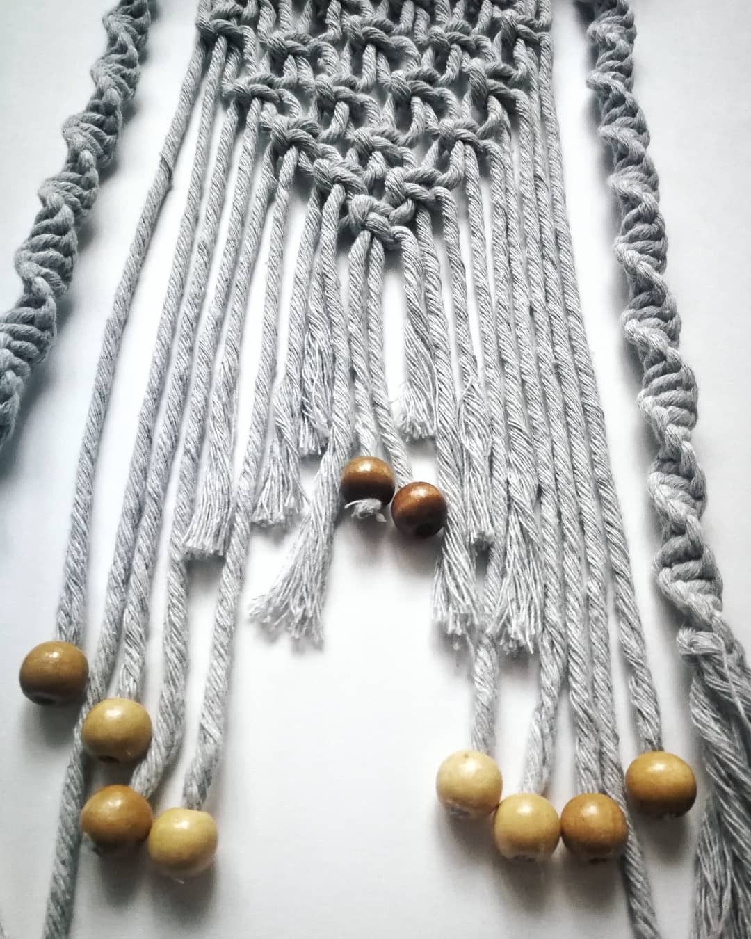 dekoracja z chrobotkiem i makramą