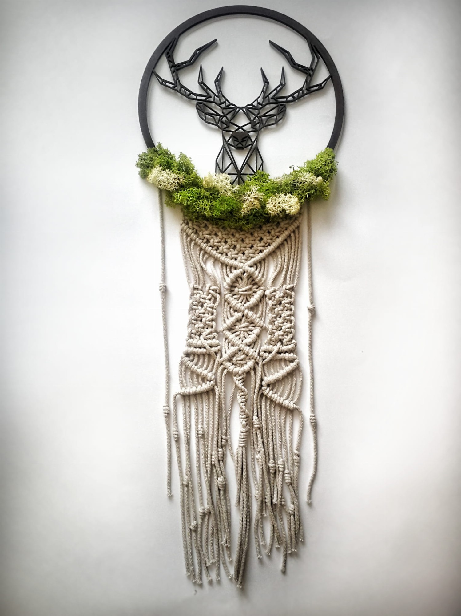 jeleń z chrobotkiem i makramą handmade