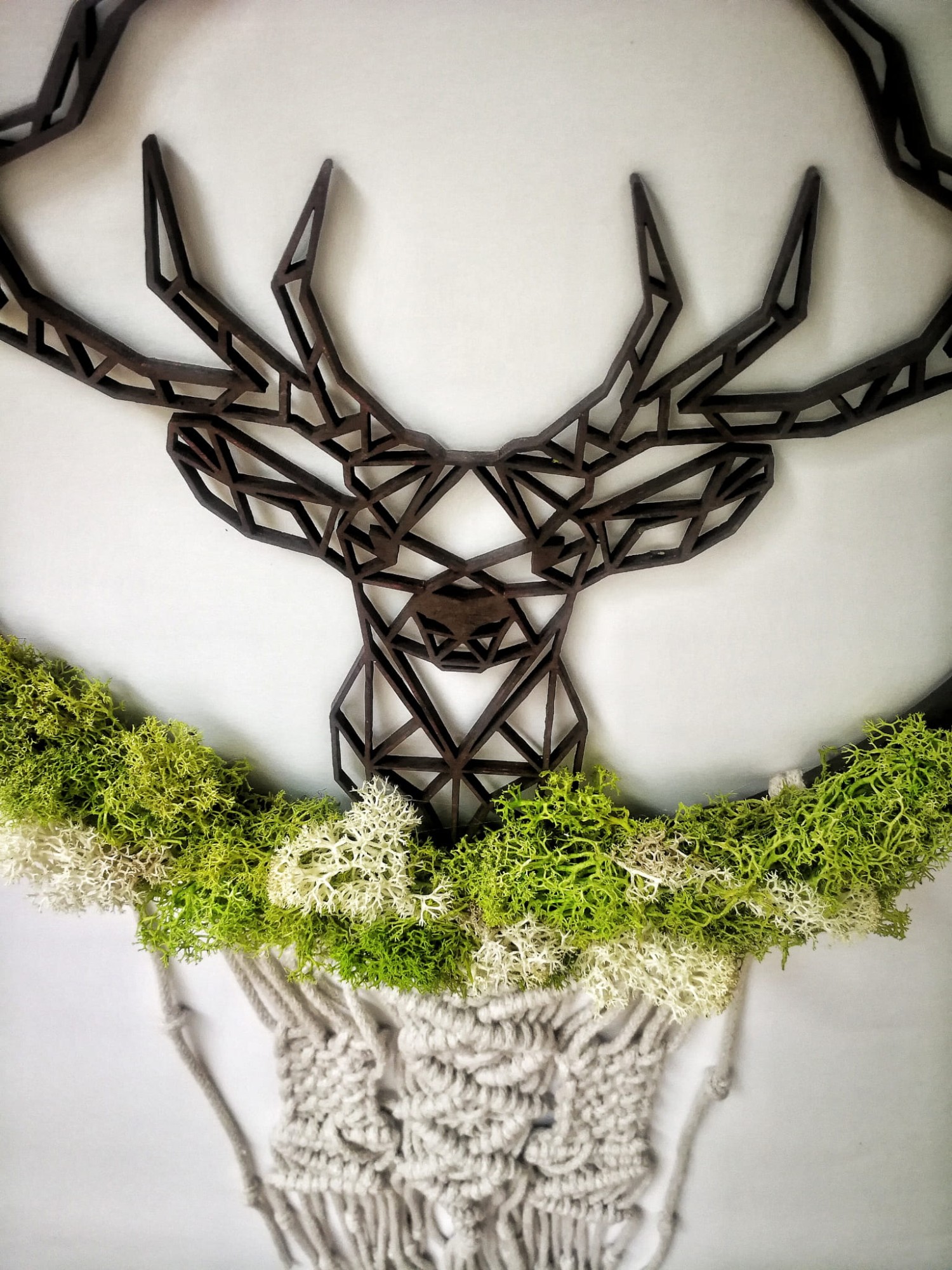 jeleń z chrobotkiem i makramą handmade