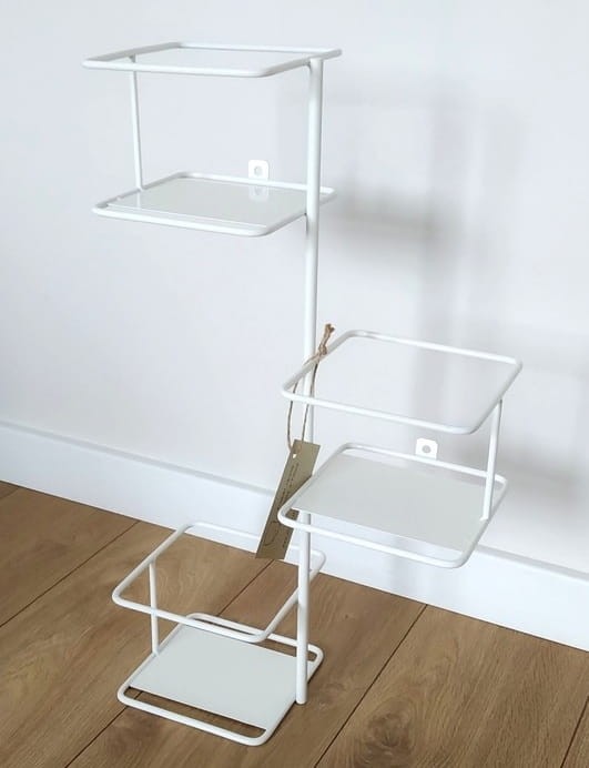 biały kwietnik wiszący