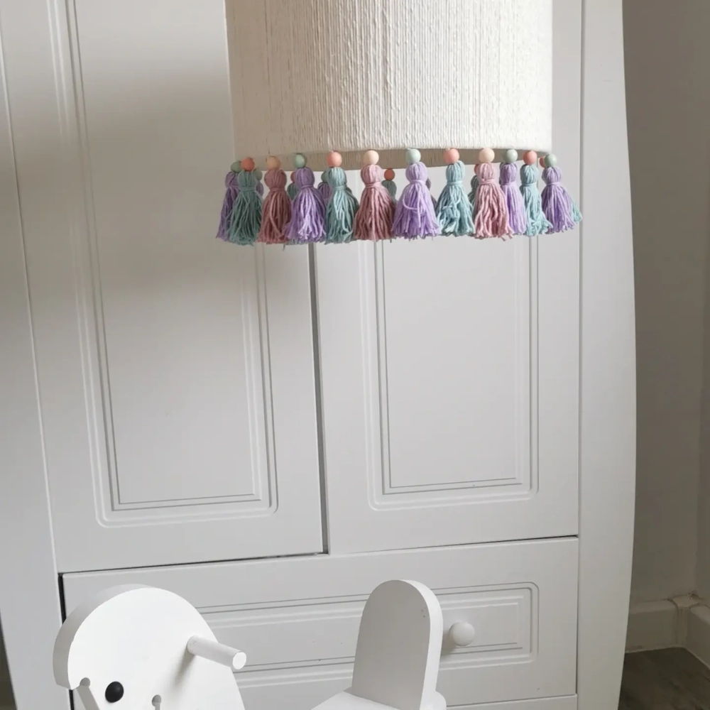 Lampa do pokoju dziecka Ozdobny klosz chwosty