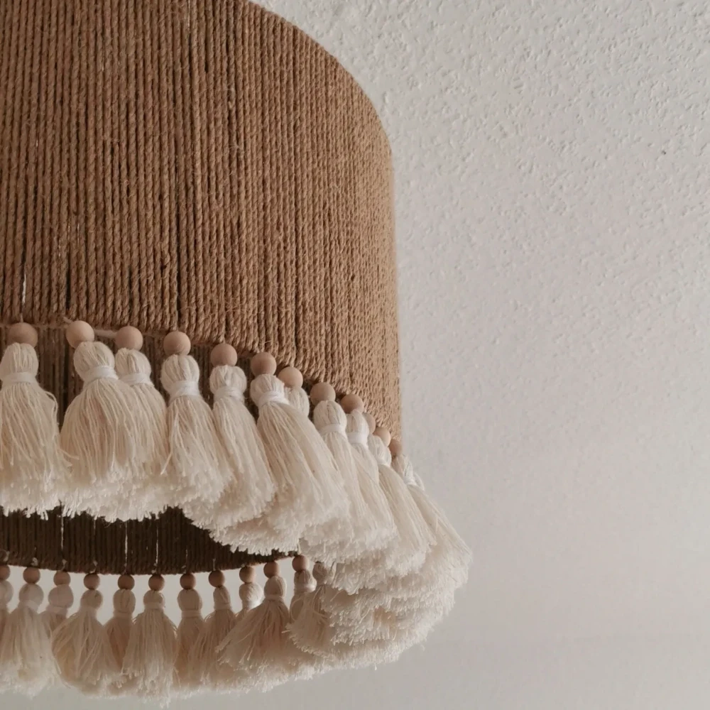 Lampa boho - abażur juta, chwosty, koraliki