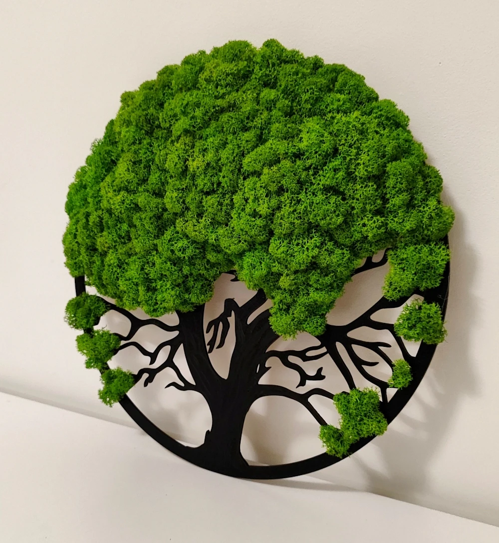 Drzewko z chrobotkiem w okrągłej ramce.