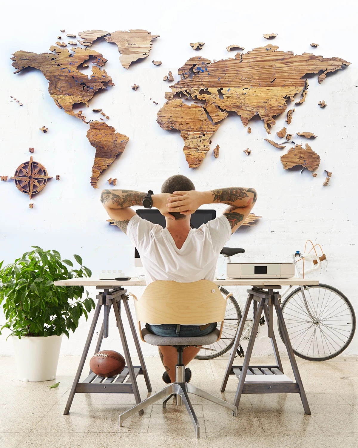 Ekskluzywna drewniana mapa świata z rzekami z litego drewna dębowego na białej ścianie