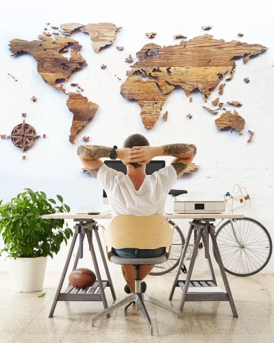 Ekskluzywna drewniana mapa świata z rzekami z litego drewna dębowego na białej ścianie