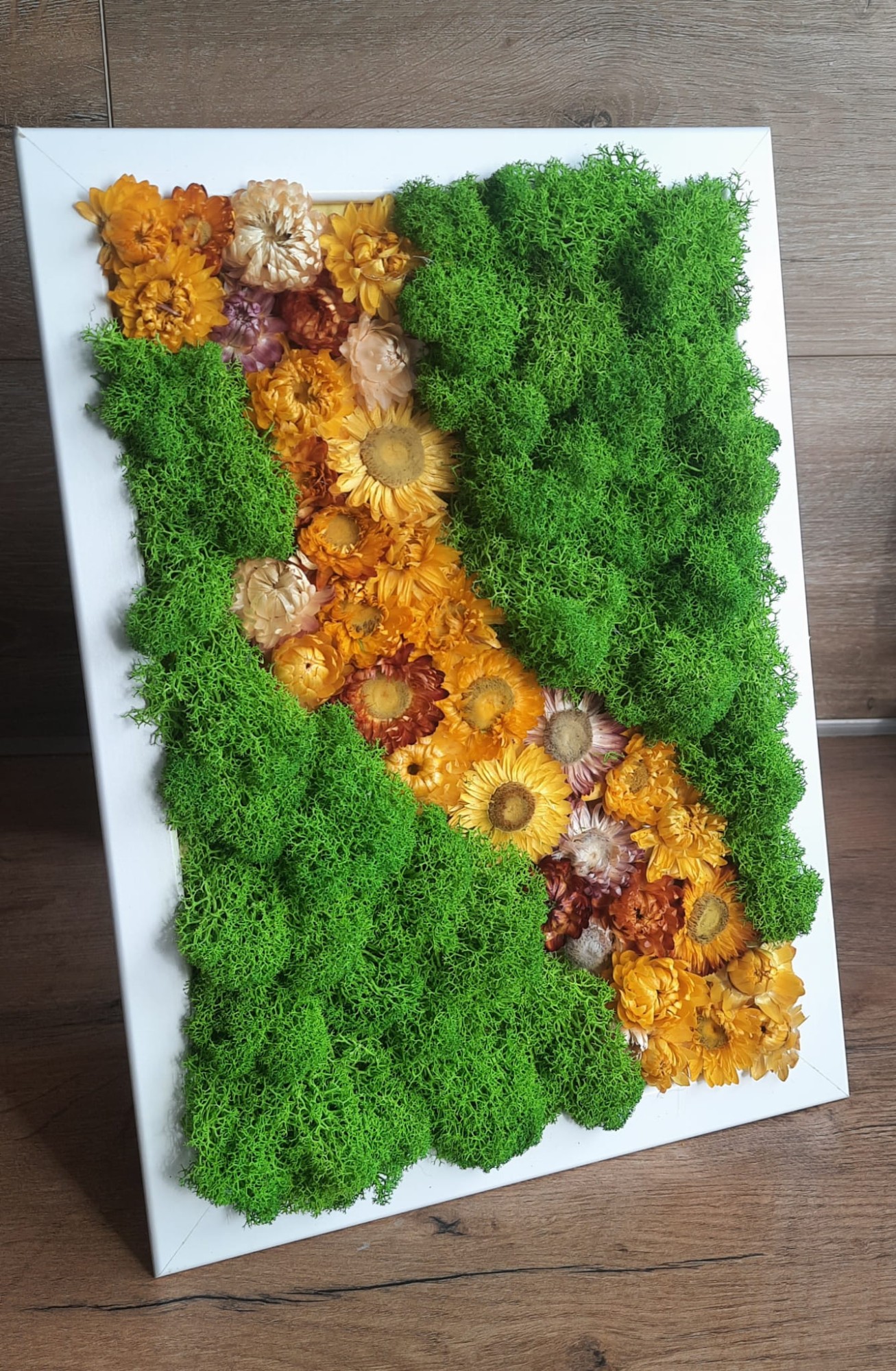 Dekoracja w ramce z chrobotkiem