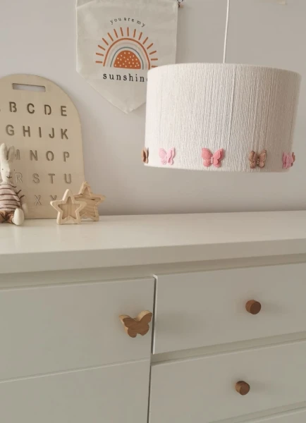 Lampa do pokoju dziecka abażur z motylkami
