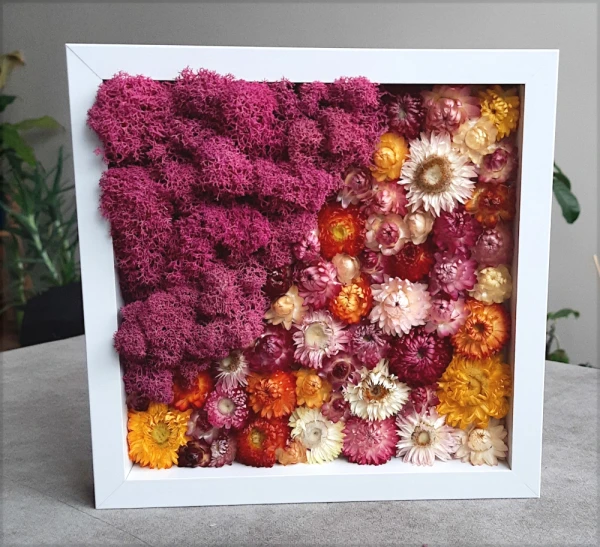 Dekoracja handmade  w ramce 3D z chrobotkiem i kwiatami