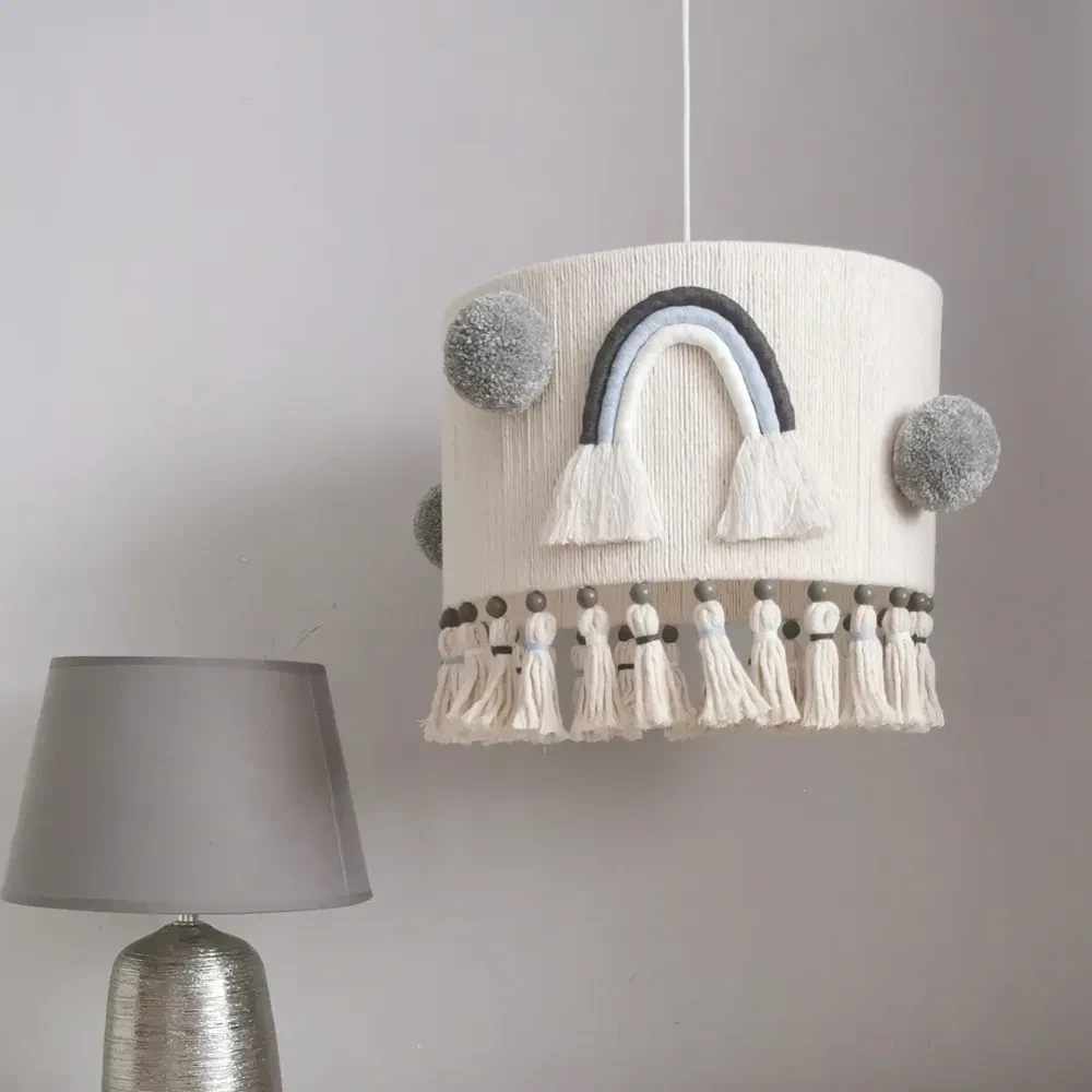 Lampa do pokoju dziecka abażur tęcza pompony