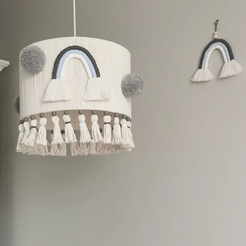 Lampa do pokoju dziecka abażur tęcza pompony