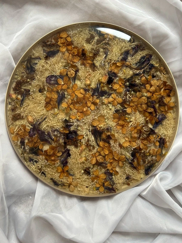 Okrągła taca z żywicy i kwiatów