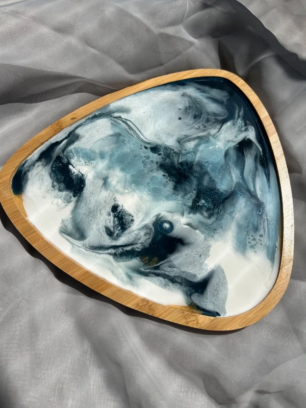 trójkątna taca z żywicą