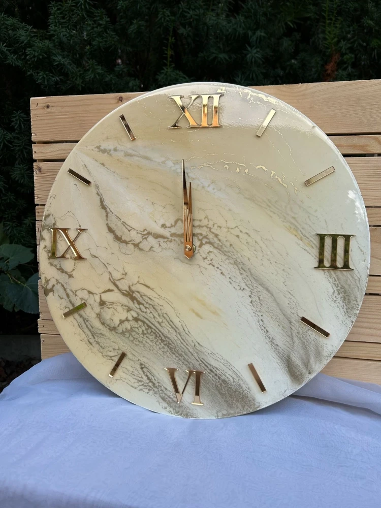 zegar z żywicy glamour