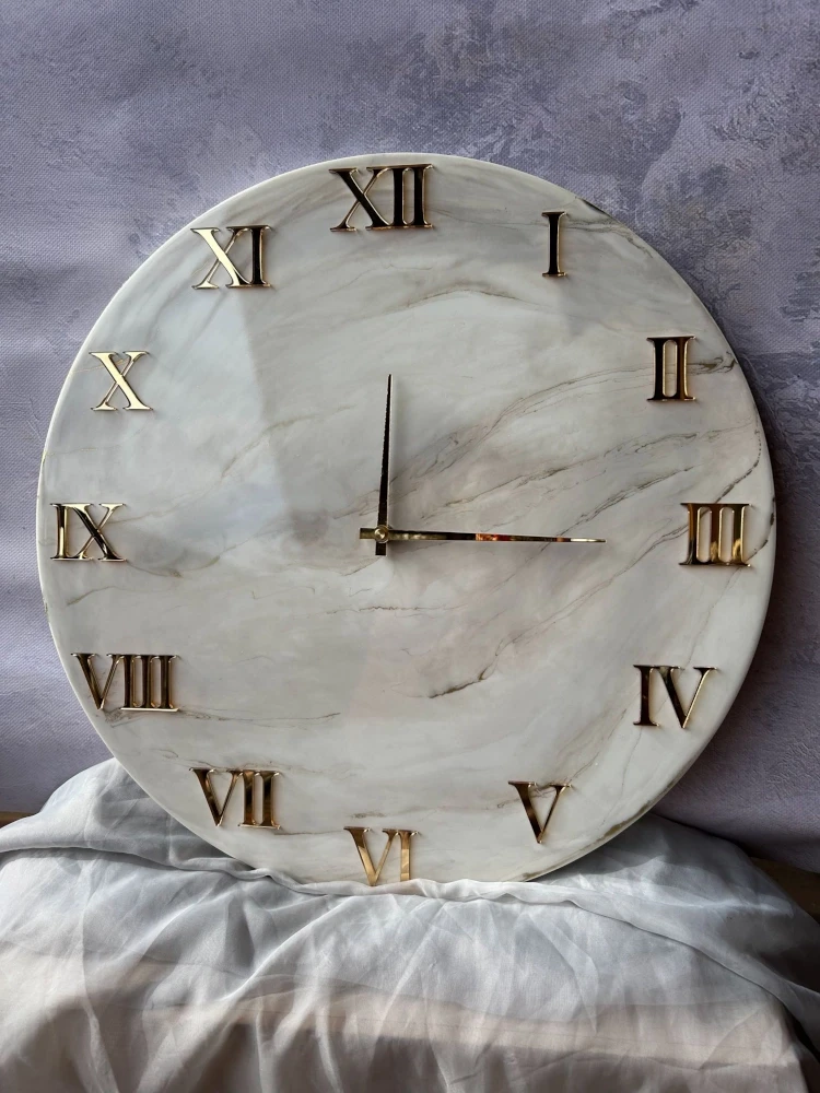 zegar ścienny z żywicy