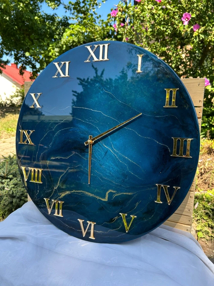 zegar granatowy ze złotem rzymskie cyfry żywica