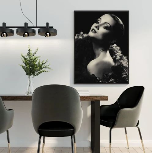 Plakat artystyczny kobieta w piórach styl noir czarno biała fotografia vintage glamour