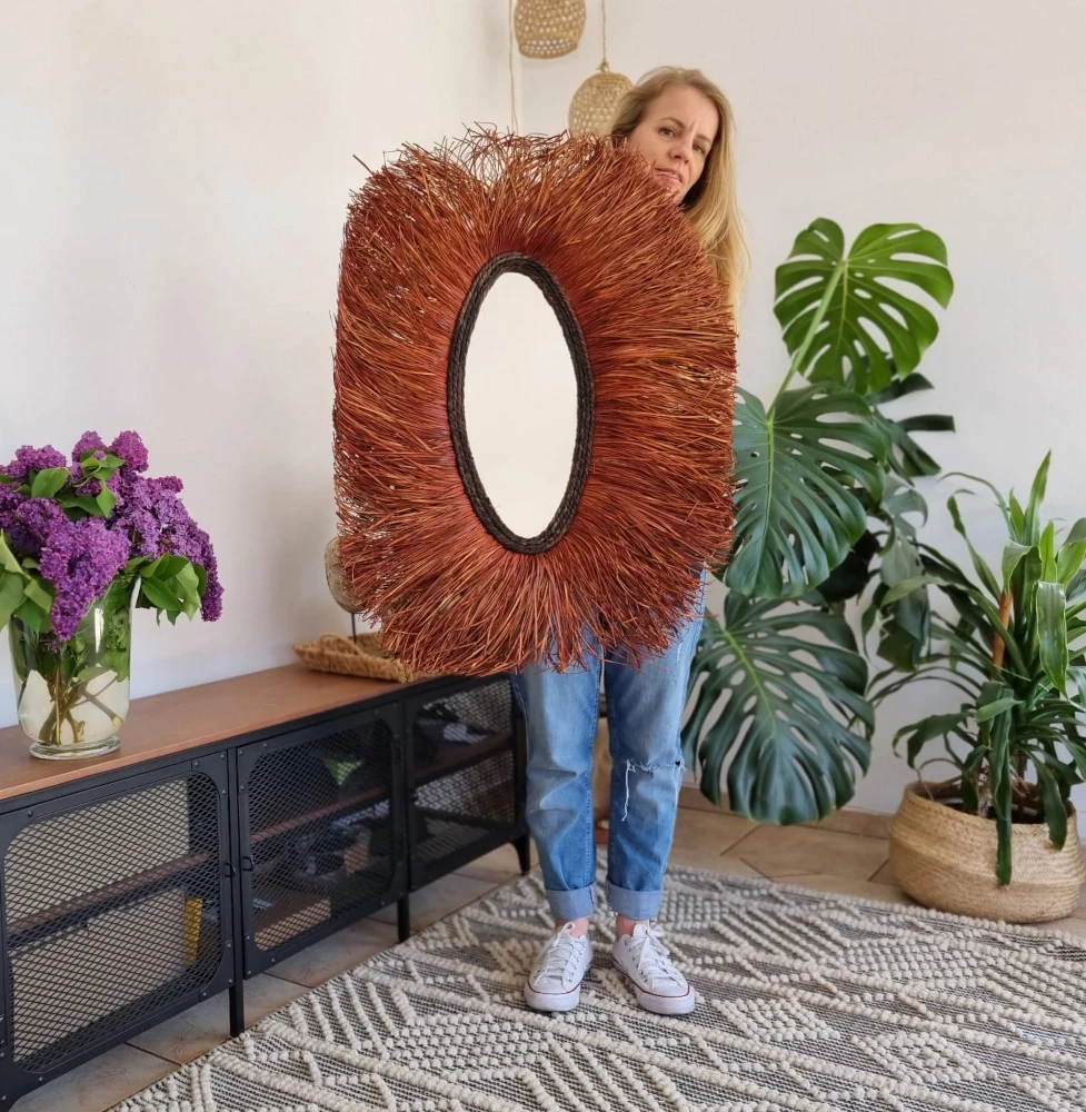 duże lustro boho do salonu