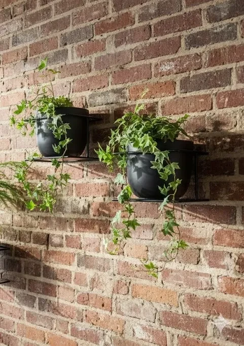 kwietniki na ścianę z cegły