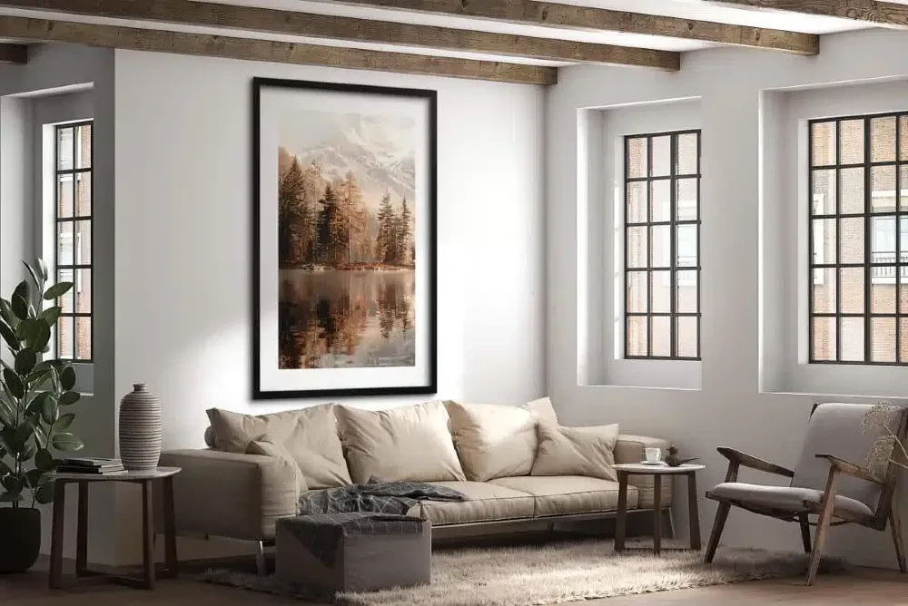 Duży plakat w czarne ramie aranżacja salonu