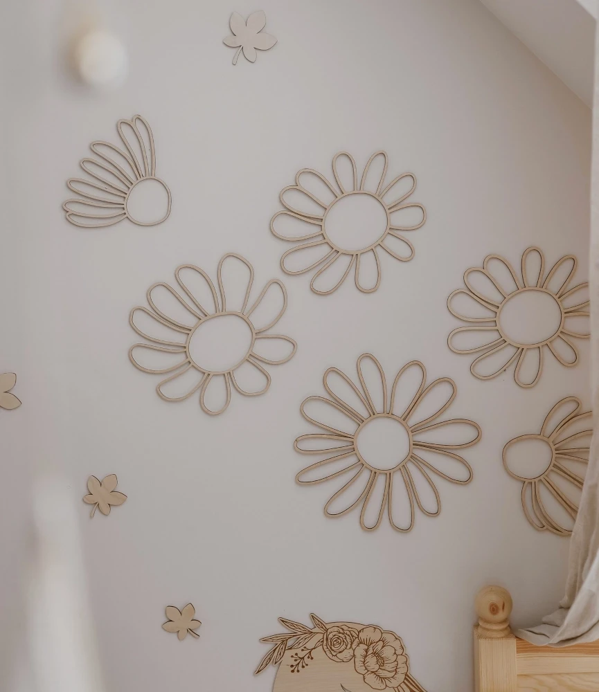 kwiaty dekoracja nad łóżeczko