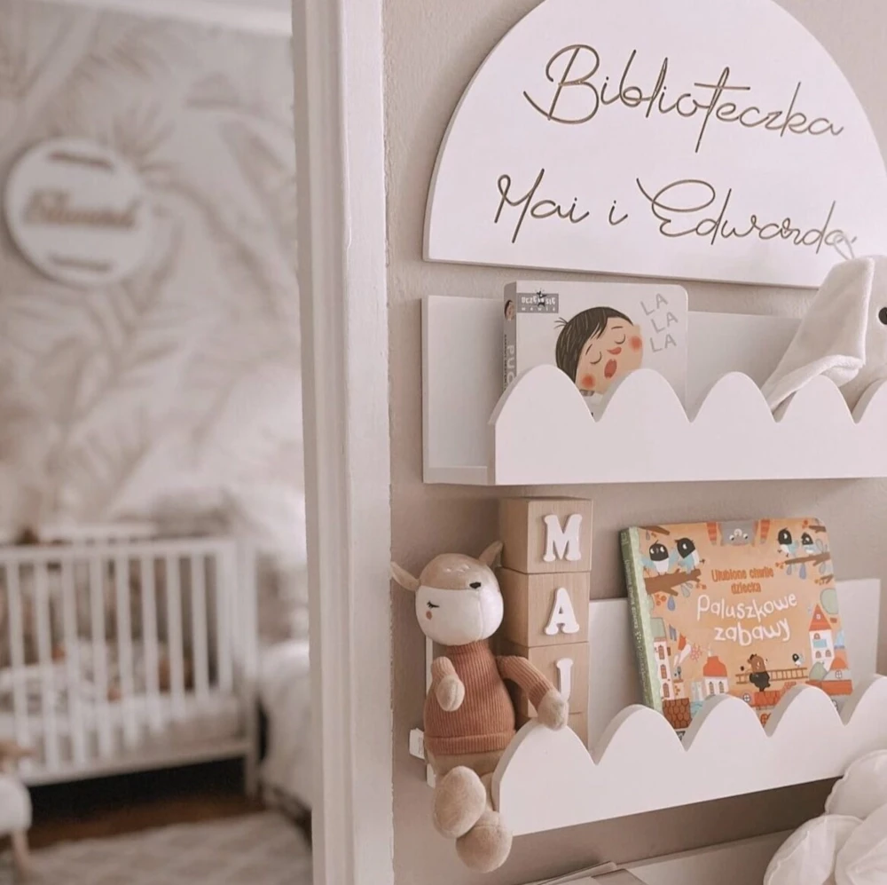 Biała drewniana półka na książki dla dzieci frontem do dziecka, zestaw 3 sztuk z półokręgiem