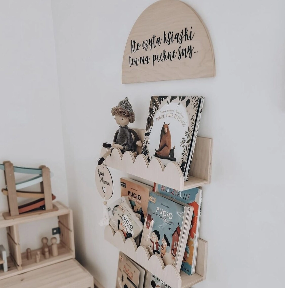Duża biblioteczka ścienna dla dziecka,  szerokie półki na książki
