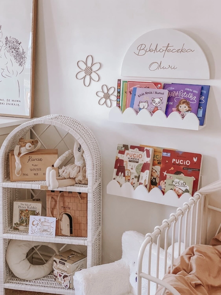 drewniana półka biblioteczka na książki dla dzieci