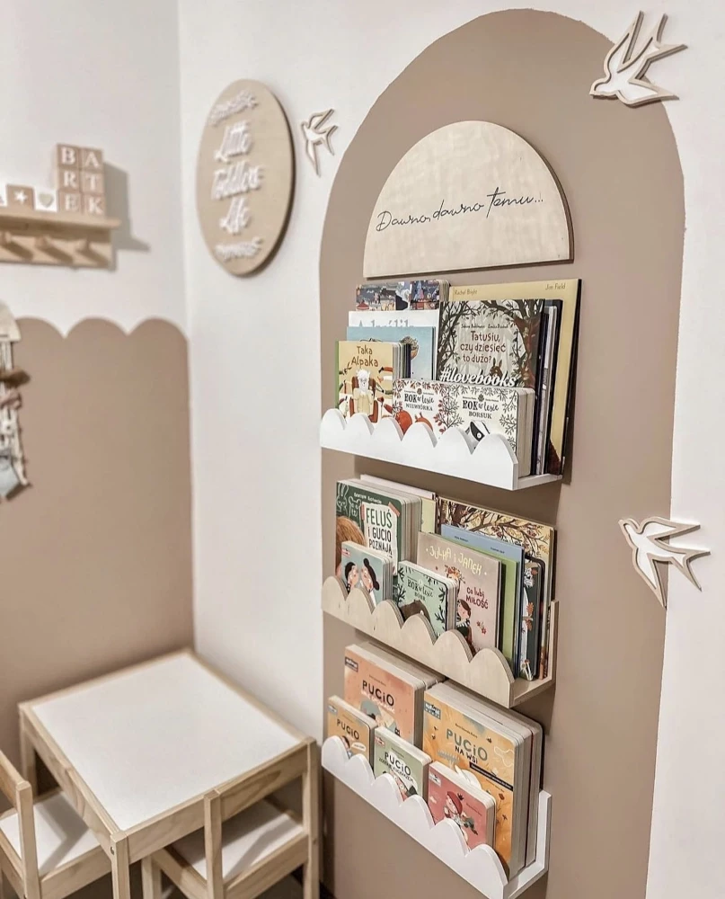 Personalizowana biblioteczka dziecięca montessori w pokoju dziecka, półka na książki z napisem Dawno dawno temu
