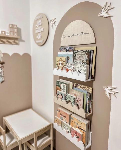 Personalizowana biblioteczka dziecięca montessori w pokoju dziecka, półka na książki z napisem Dawno dawno temu