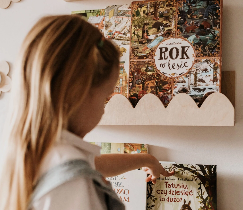 Pojedyncza długa półka na książki dla dzieci montessori