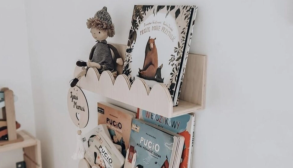półka na książki i zabawki montessori
