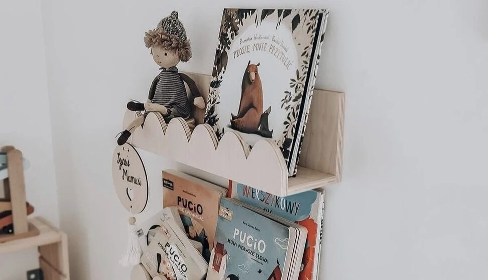 półka na książki i zabawki montessori