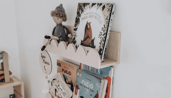 półka na książki i zabawki montessori