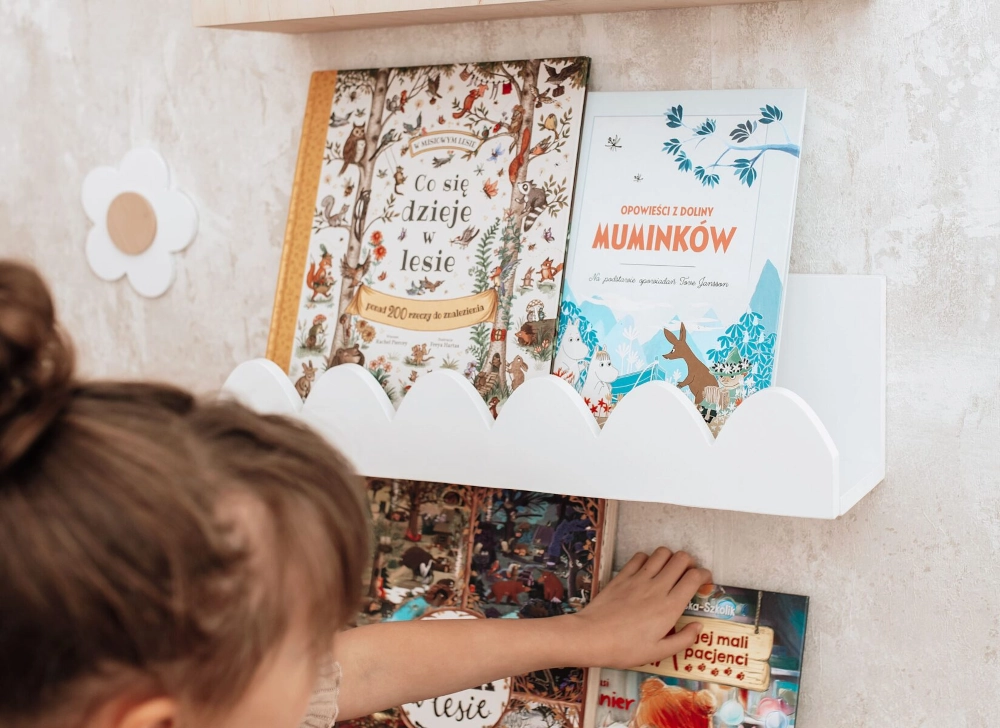 długa półka na książki  montessori