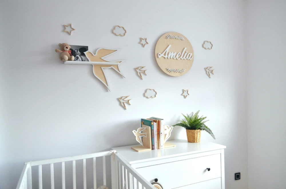 Stwórz spójną kompozycję na ścianie, łącząc półkę z naszą lampą i dekorcjami