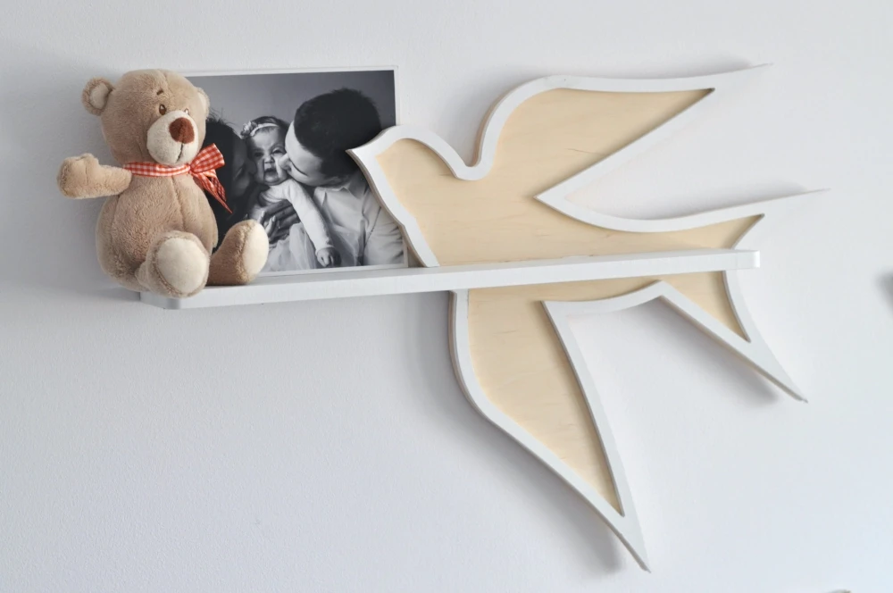 Dekoracyjna biała półka ścienna w kształcie jaskółki z pluszowym misiem