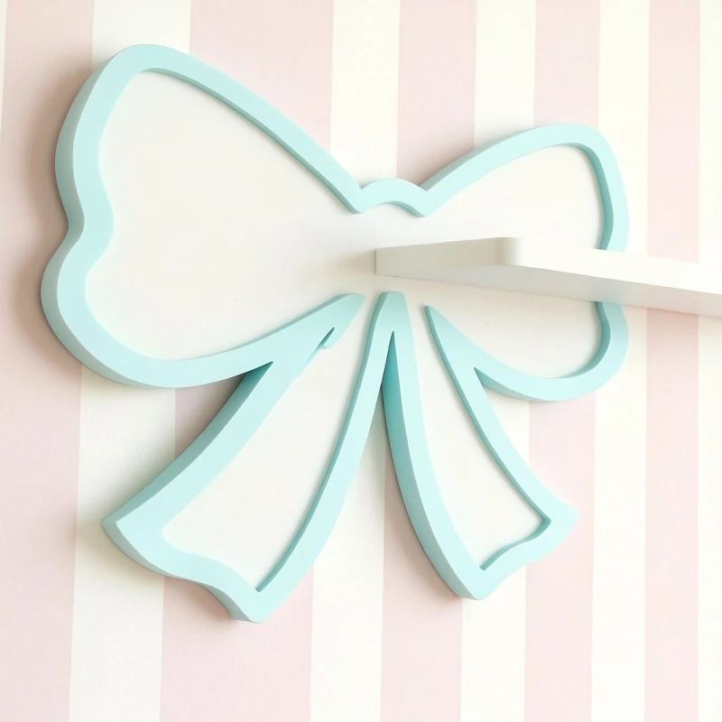 Dziewczęca półka ścienna w kształcie kokardy  na tle pasiastej tapety