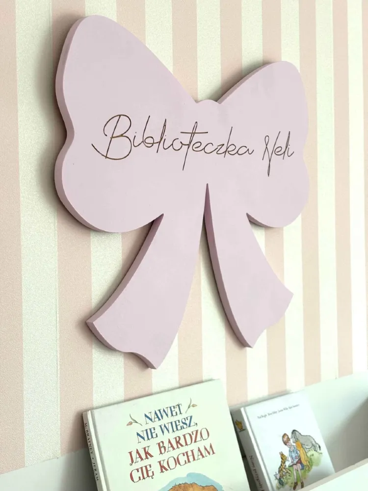 biblioteczka montessori z imieniem