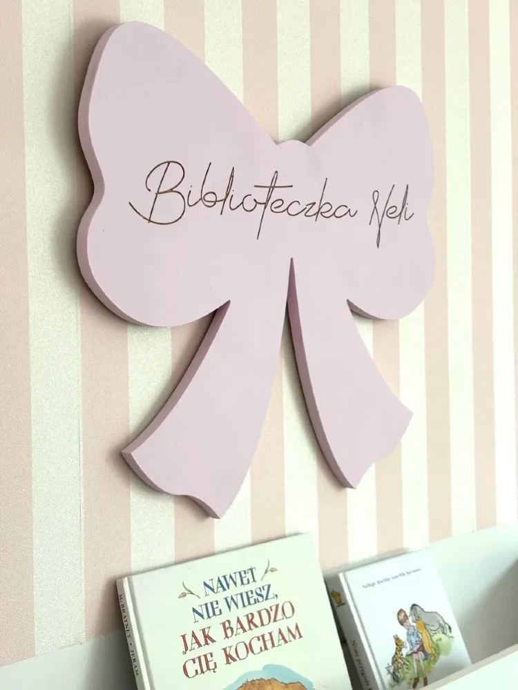 biblioteczka montessori z imieniem
