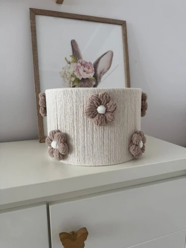 Lampa boho do pokoju dziecka - abażur w szydełkowe kwiatki