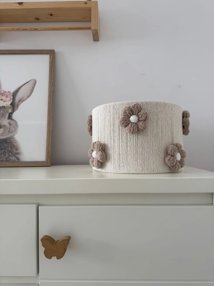 Lampa boho do pokoju dziecka - abażur w szydełkowe kwiatki