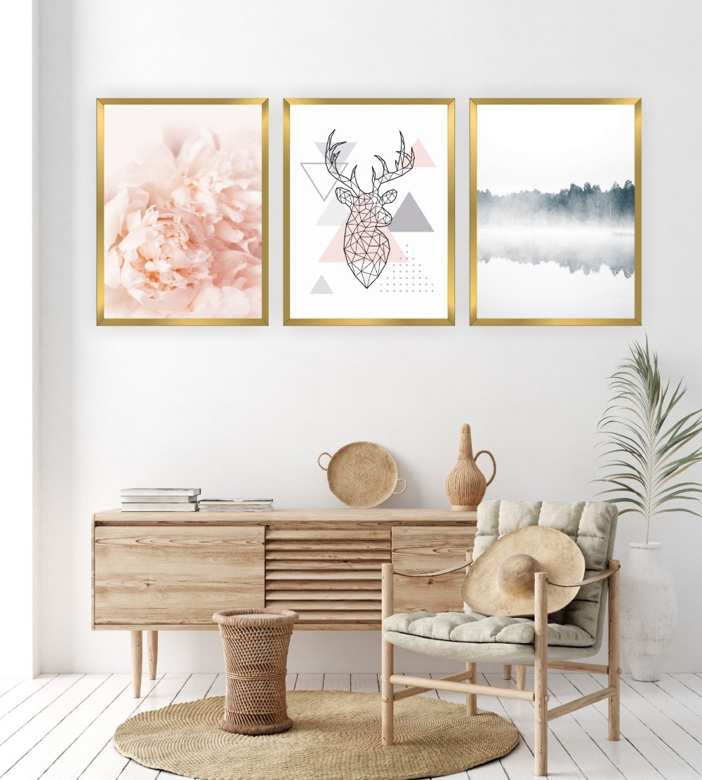 3 plakaty w złotej ramie do salonu