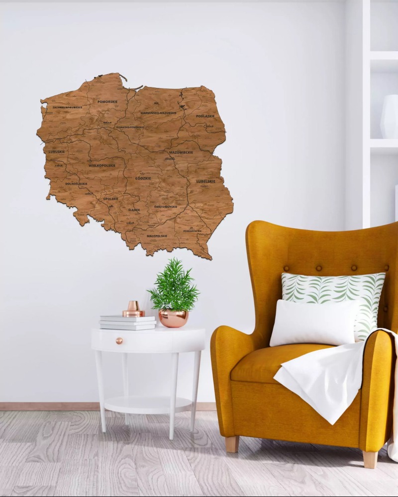 Drewniana mapa Polski z miastami i rzekami kolor orzech na białej ścianie