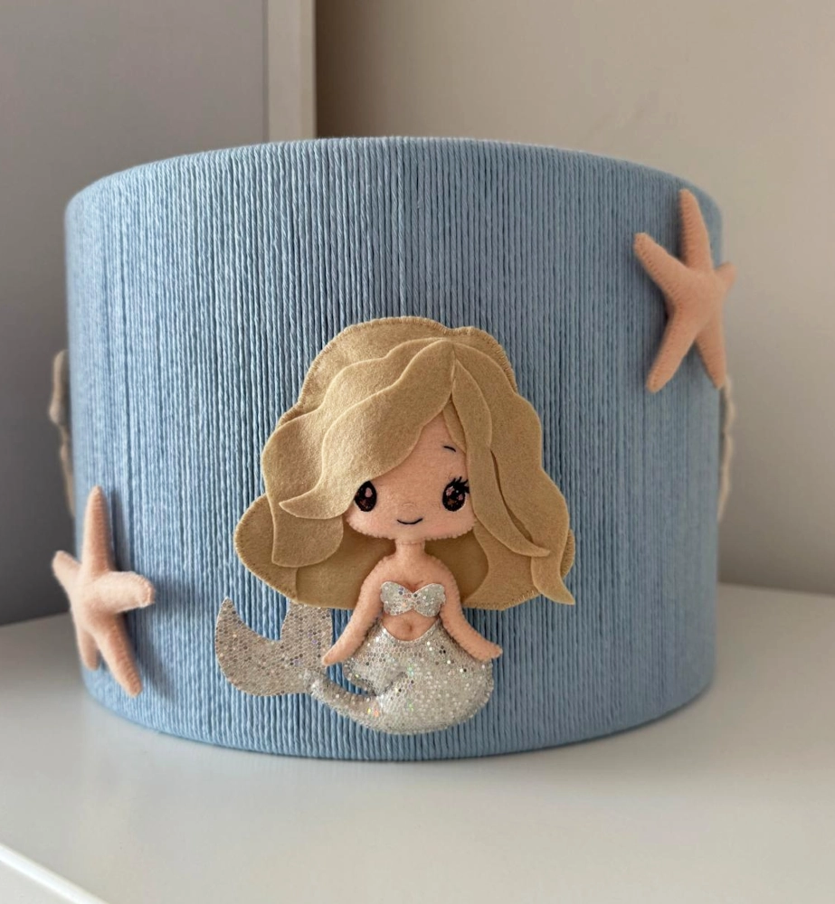 błękitna-lampa-wisząca-z-syrenką-i-rozgwiazdami-dekoracja