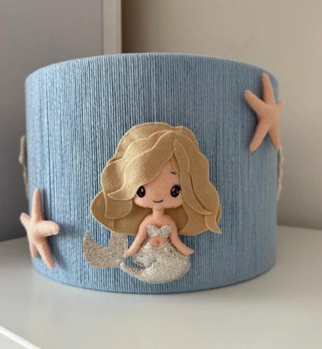 błękitna-lampa-wisząca-z-syrenką-i-rozgwiazdami-dekoracja