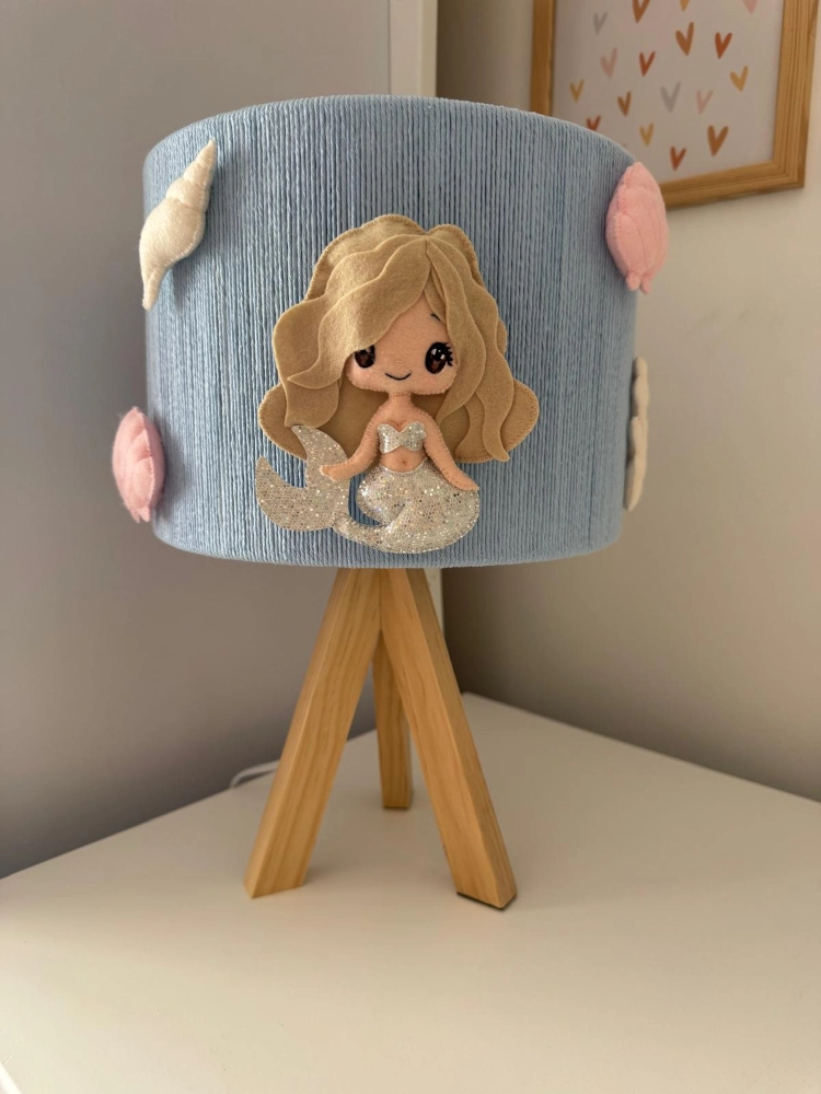 lampka-biurkowa-syrenka-drewniany-trojnog-styl-skandynawski