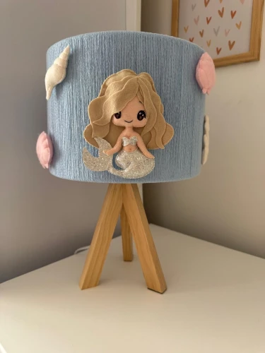 lampka-biurkowa-syrenka-drewniany-trojnog-styl-skandynawski